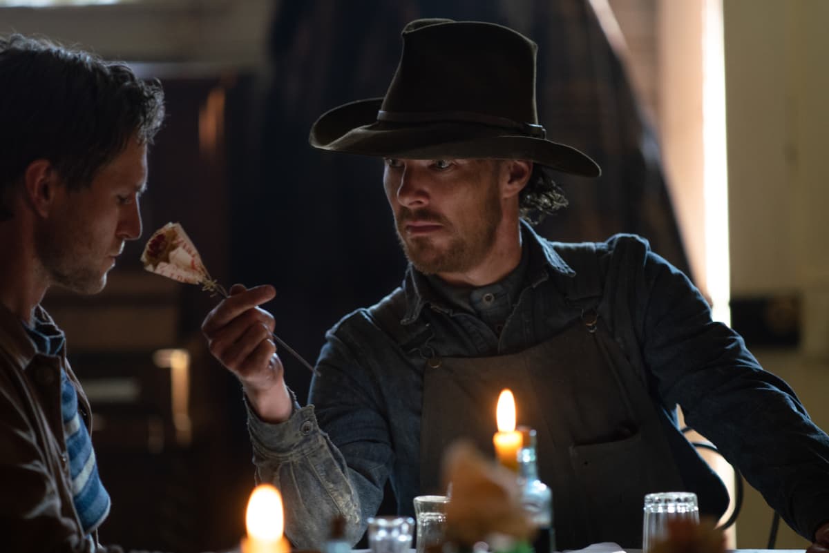Cena de Ataque dos Cães, com Benedict Cumberbatch e George Mason