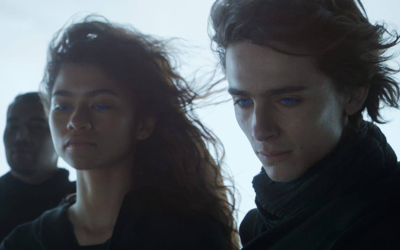 Zendaya como Chani e Timothée Chalamet como Paul Atreides em cena do filme Duna
