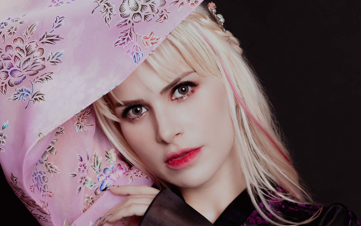 A cantora gaúcha Francinne posa para foto de quimono; ela é a primeira idol brasileira de k-pop sem ascendência asiática