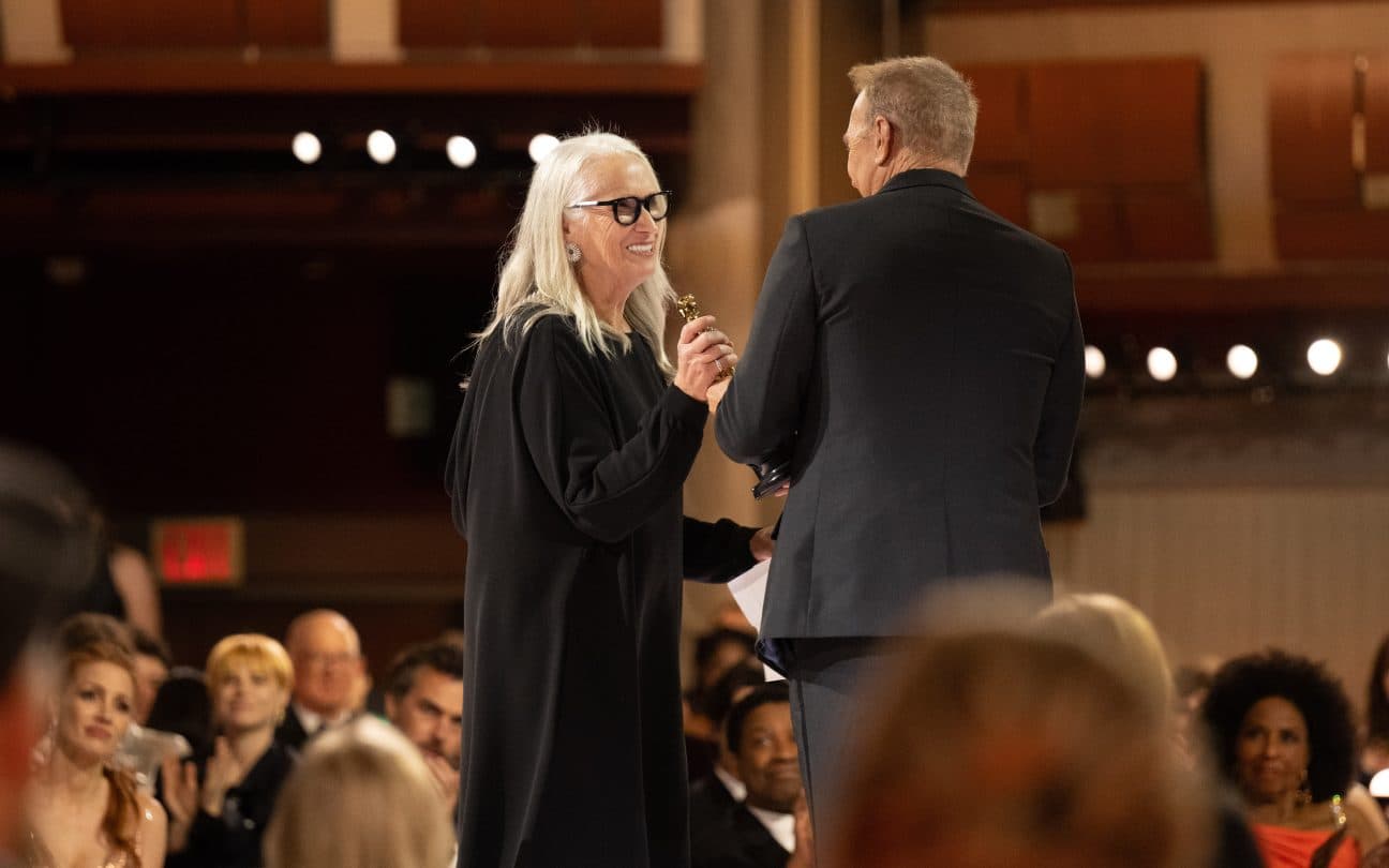 27.mar.2022 - Jane Campion recebe o Oscar de melhor direção por Ataque dos Cães, tornando-se a terceira diretora premiada nesta categoria