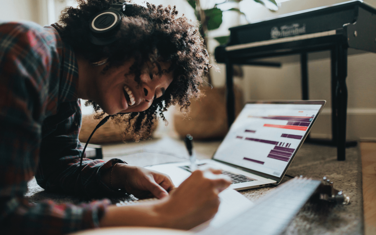 Mulher usa fone de ouvido para escutar música enquanto trabalha/estuda