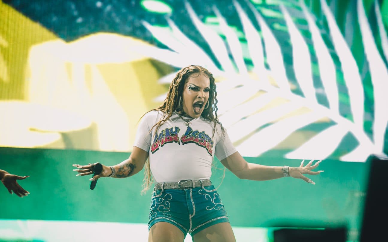 Village terá show de Gloria Groove, em foto no último dia do Lollapalooza Brasil 2022