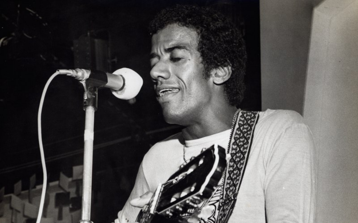 Jorge Ben Jor toca violão em foto de Arquivo Nacional