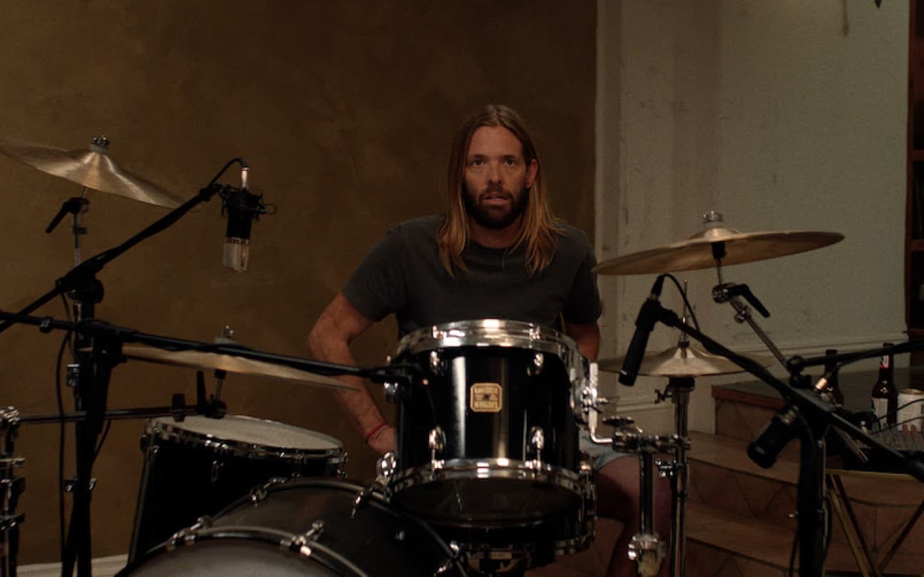 Taylor Hawkins em cena de Terror no Estúdio 666
