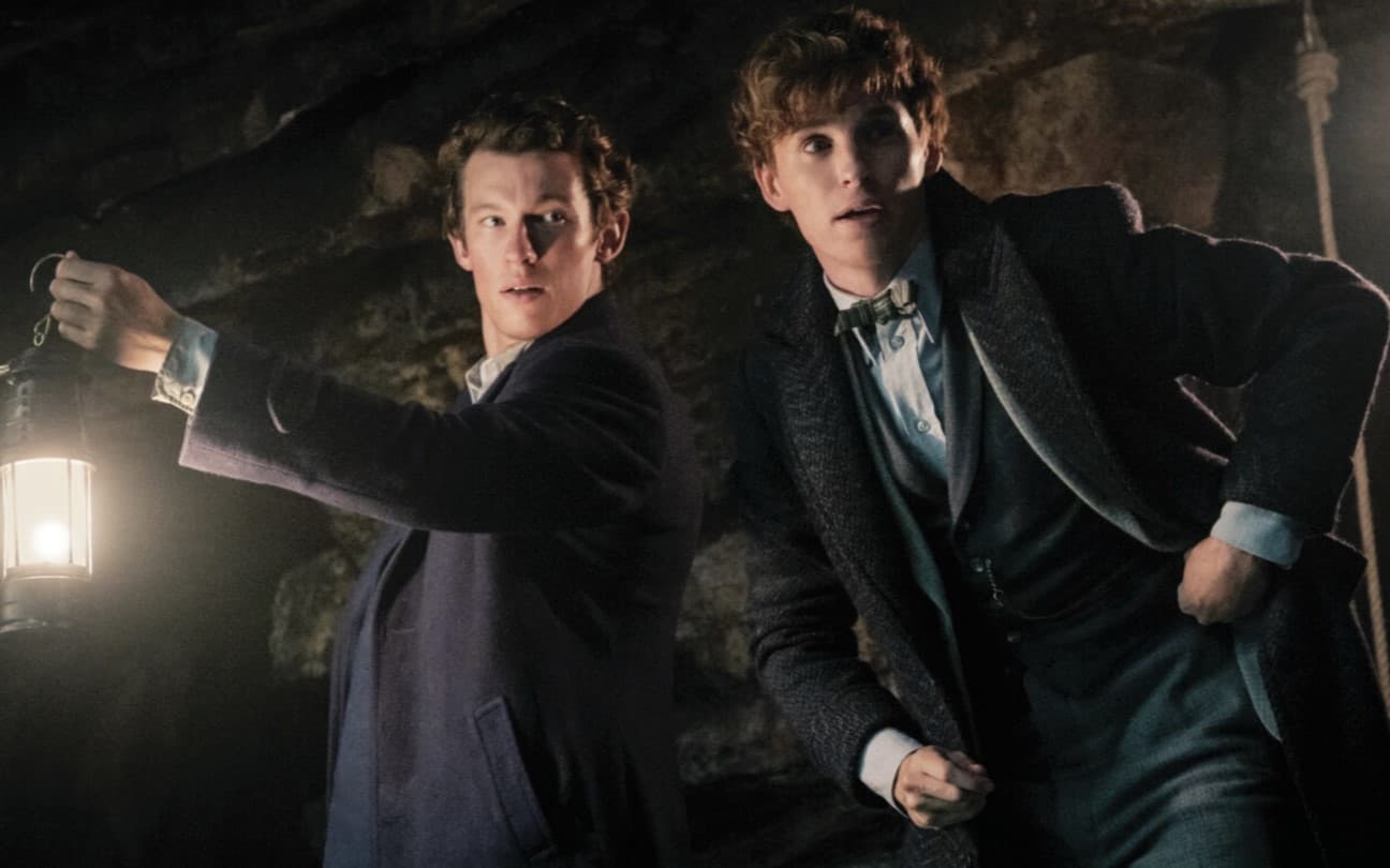 Callum Turner e Eddie Redmayne em cena de Animais Fantásticos - Os Segredos de Dumbledore