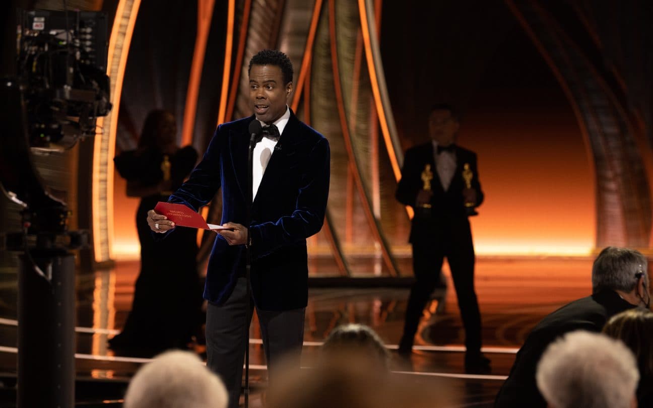 27.mar.2022 - Chris Rock apresenta o Oscar de melhor documentário depois de ter levado um tapa de Will Smith