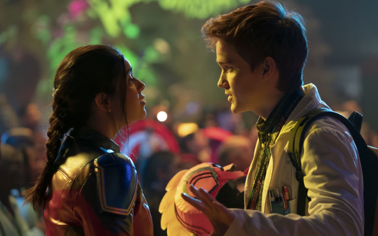 Iman Vellani e Matt Lintz em cena da série Ms. Marvel, série do Disney+