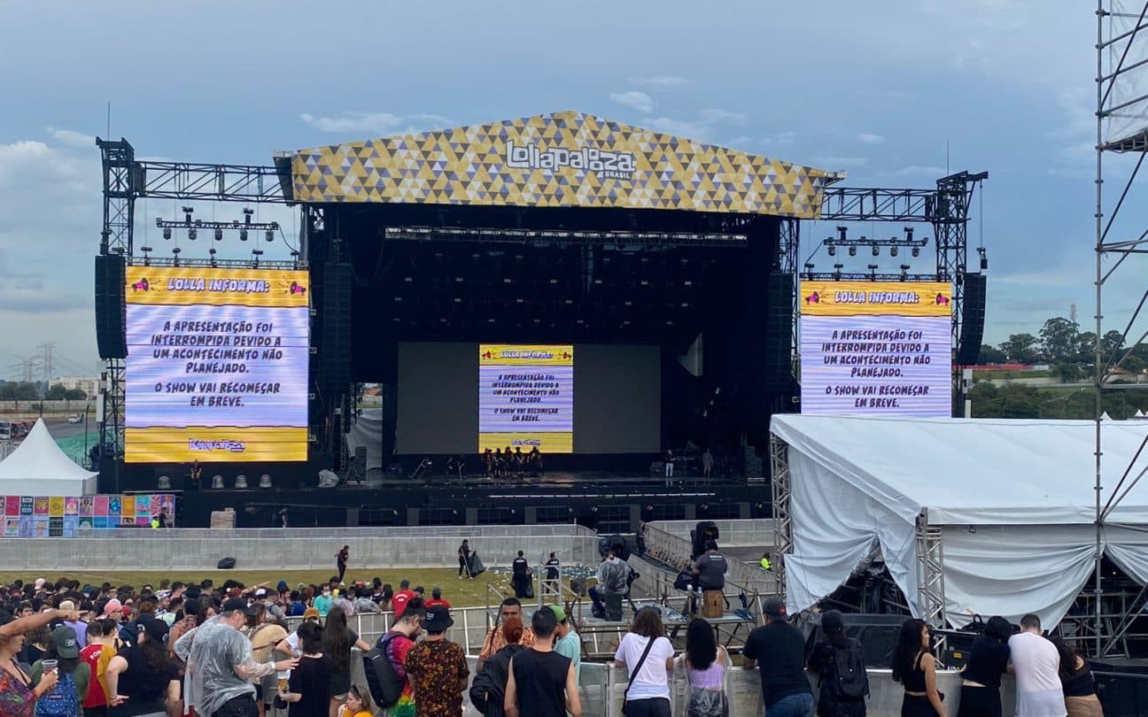 25.mar.2022 - Palco do Lollapalooza 2022 ficou molhado por conta da forte chuva que caiu no Autódromo de Interlagos no primeiro dia de festival