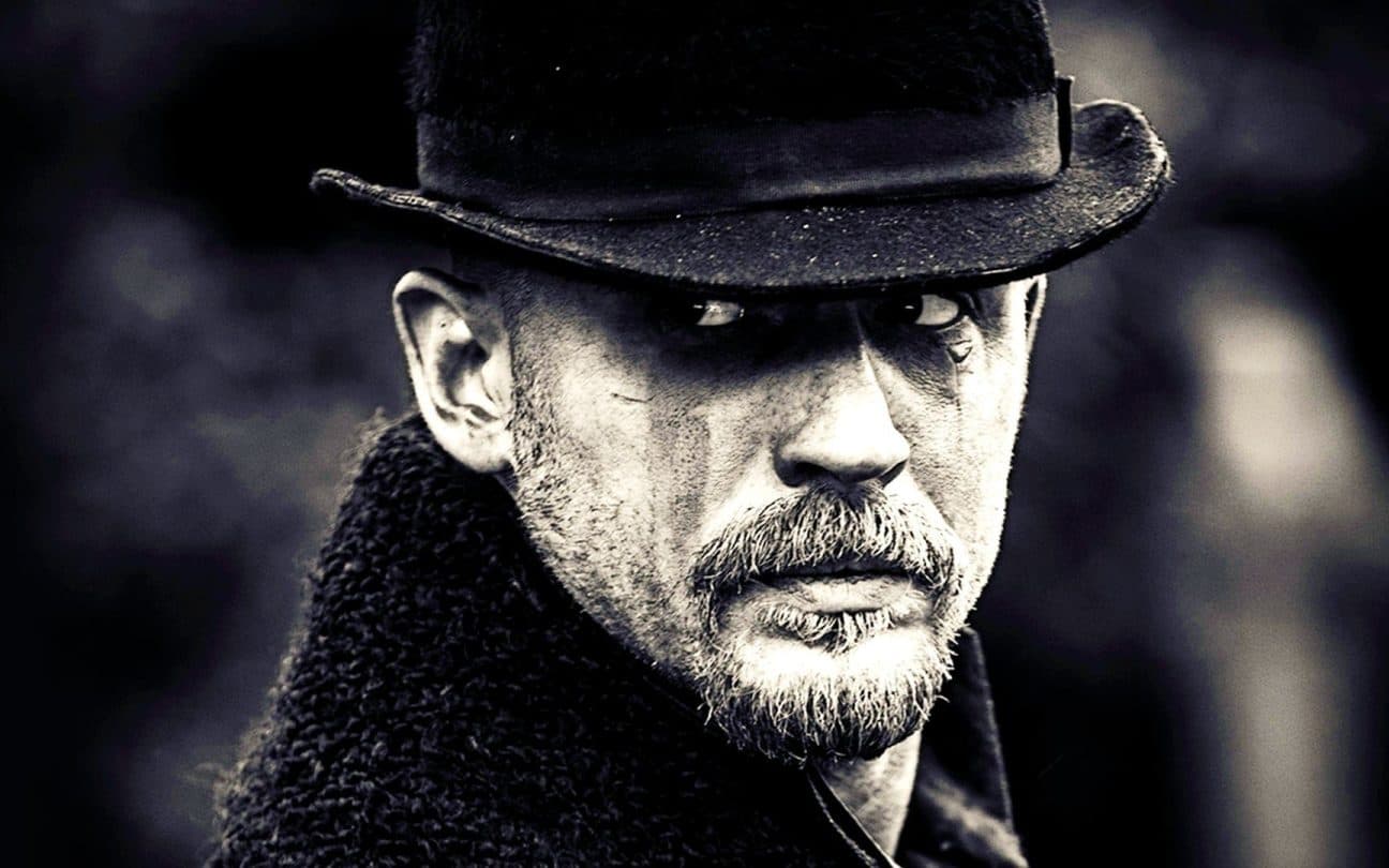 Tom Hardy em cena da série Taboo