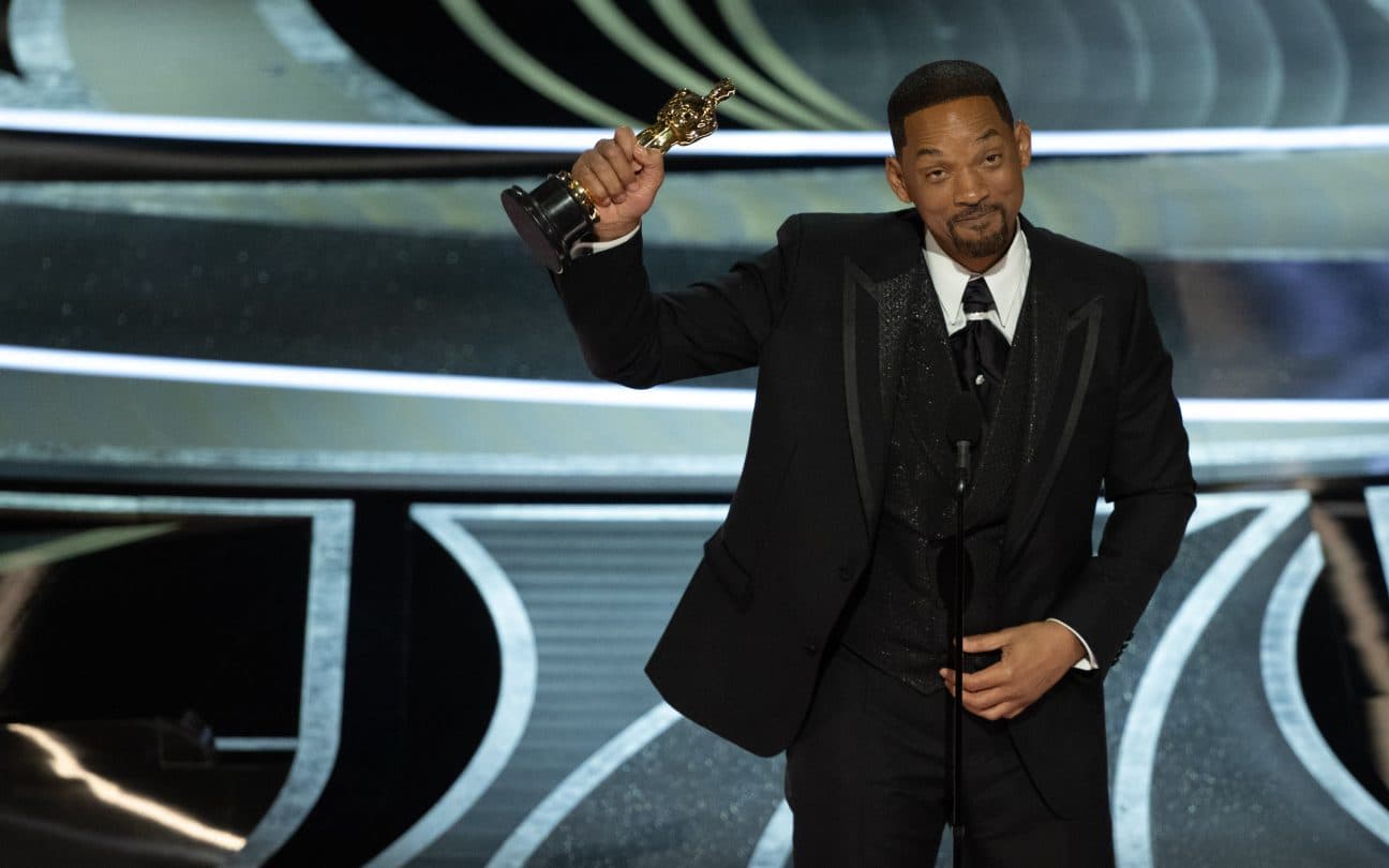 27.mar.2022 - Will Smith recebe o Oscar de melhor ator por seu papel em King Richard: Criando Campeãs