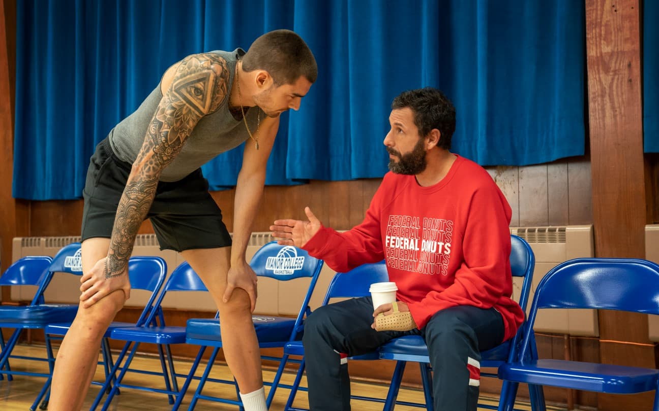 Juancho Hernangómez e Adam Sandler em cena de Arremessando Alto