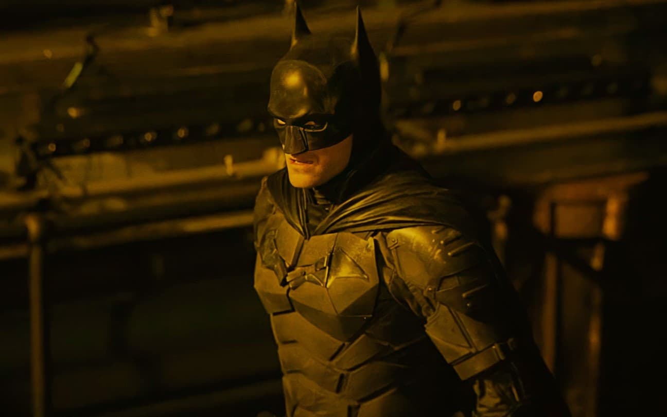 Robert Pattinson em cena de Batman