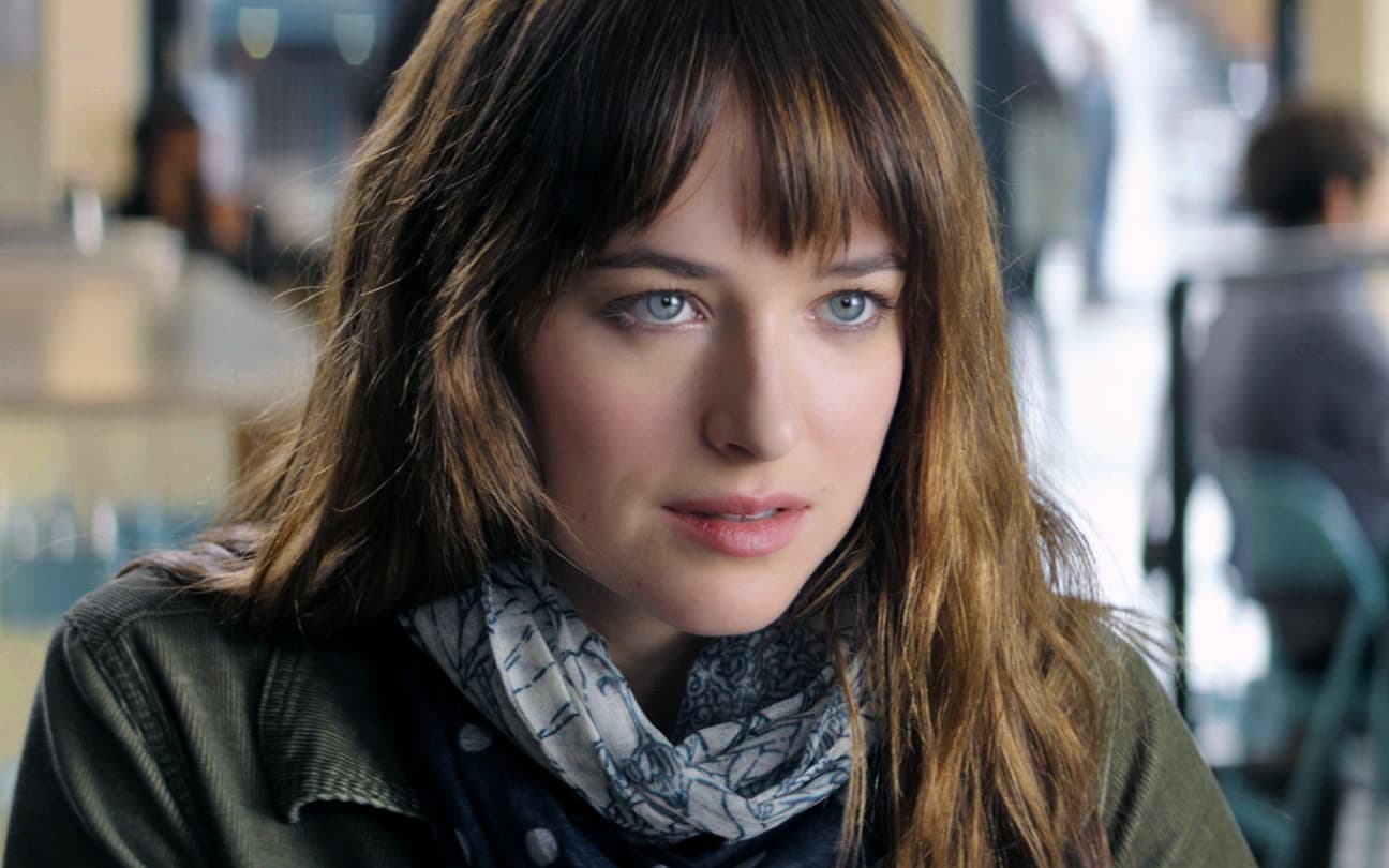 Dakota Johnson em cena de 50 Tons de Cinza