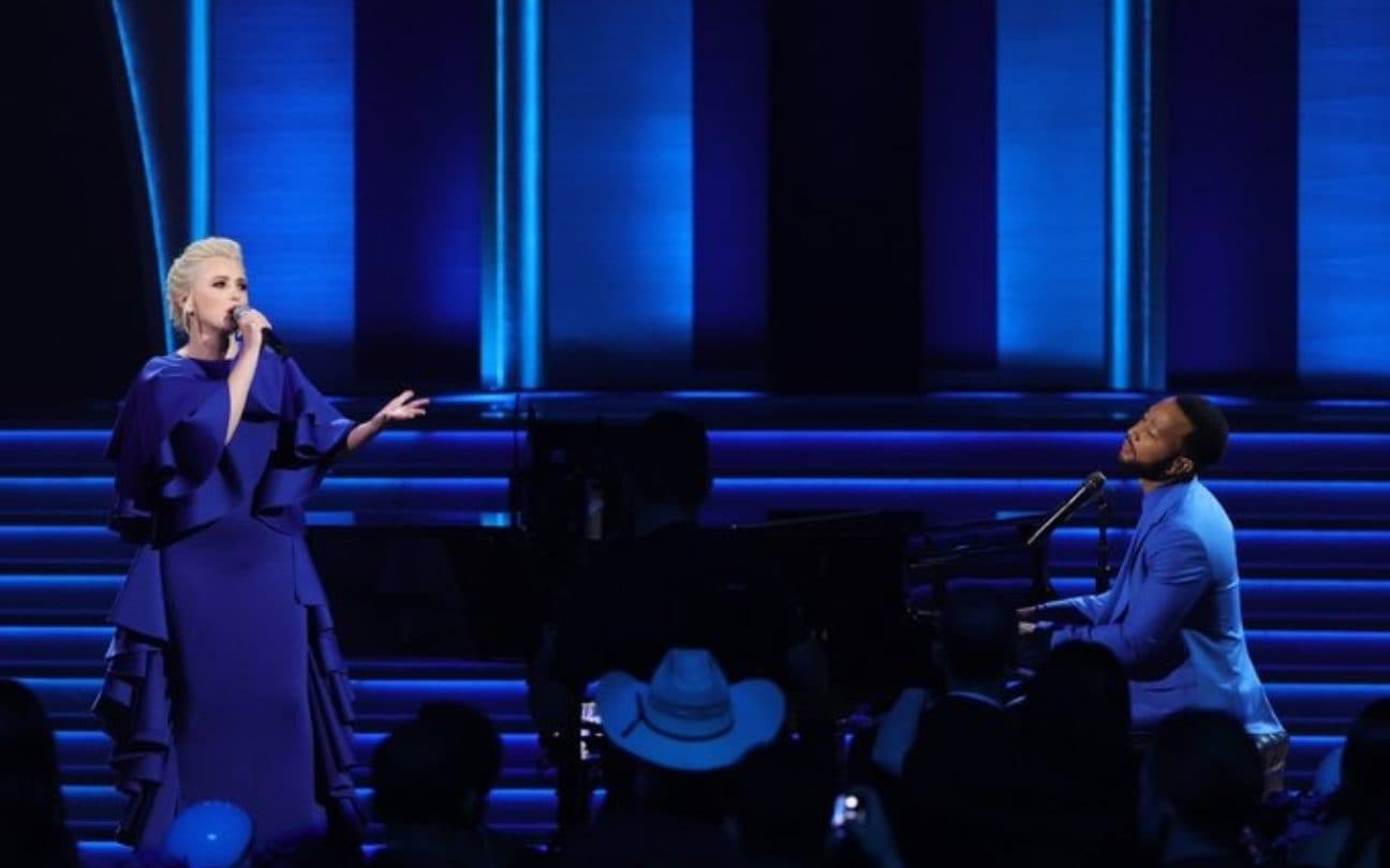 3.abr.2022 - John Legend e Mika Newton se apresentam no Grammy 2022