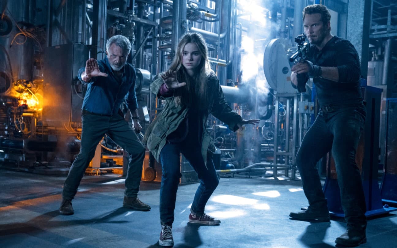 Sam Neill, Isabella Sermon e Chris Pratt em cena de Jurassic World: Domínio