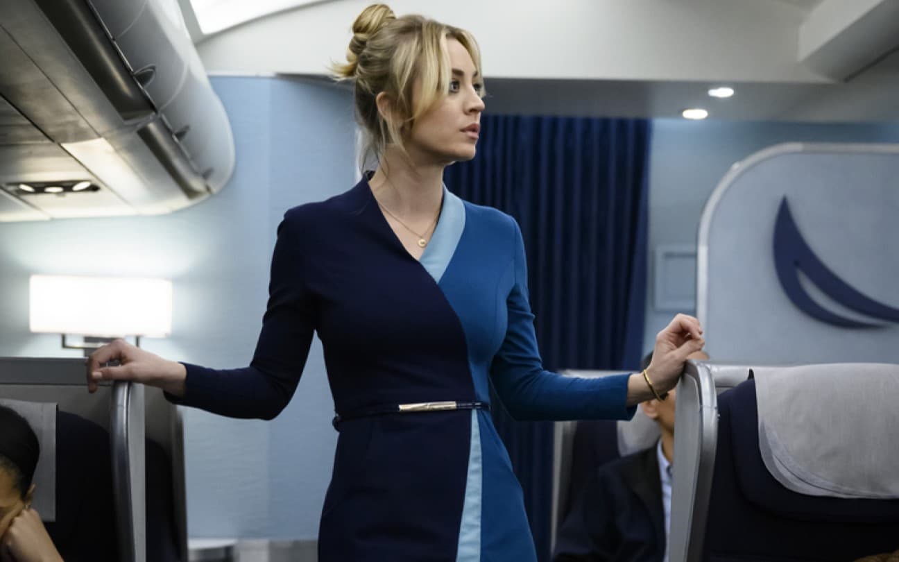 Kaley Cuoco em cena de The Flight Attendant