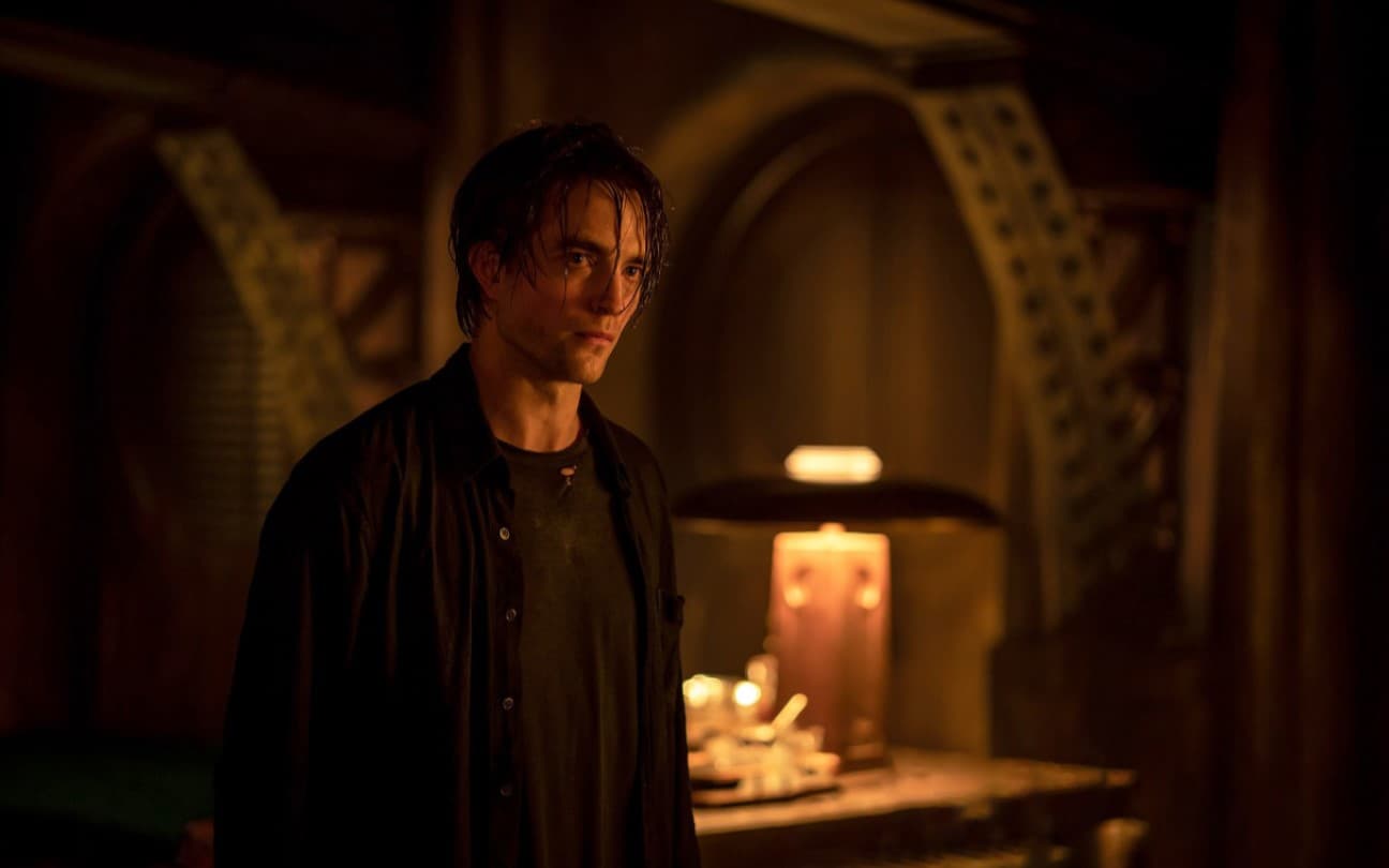 Robert Pattinson em cena de Batman