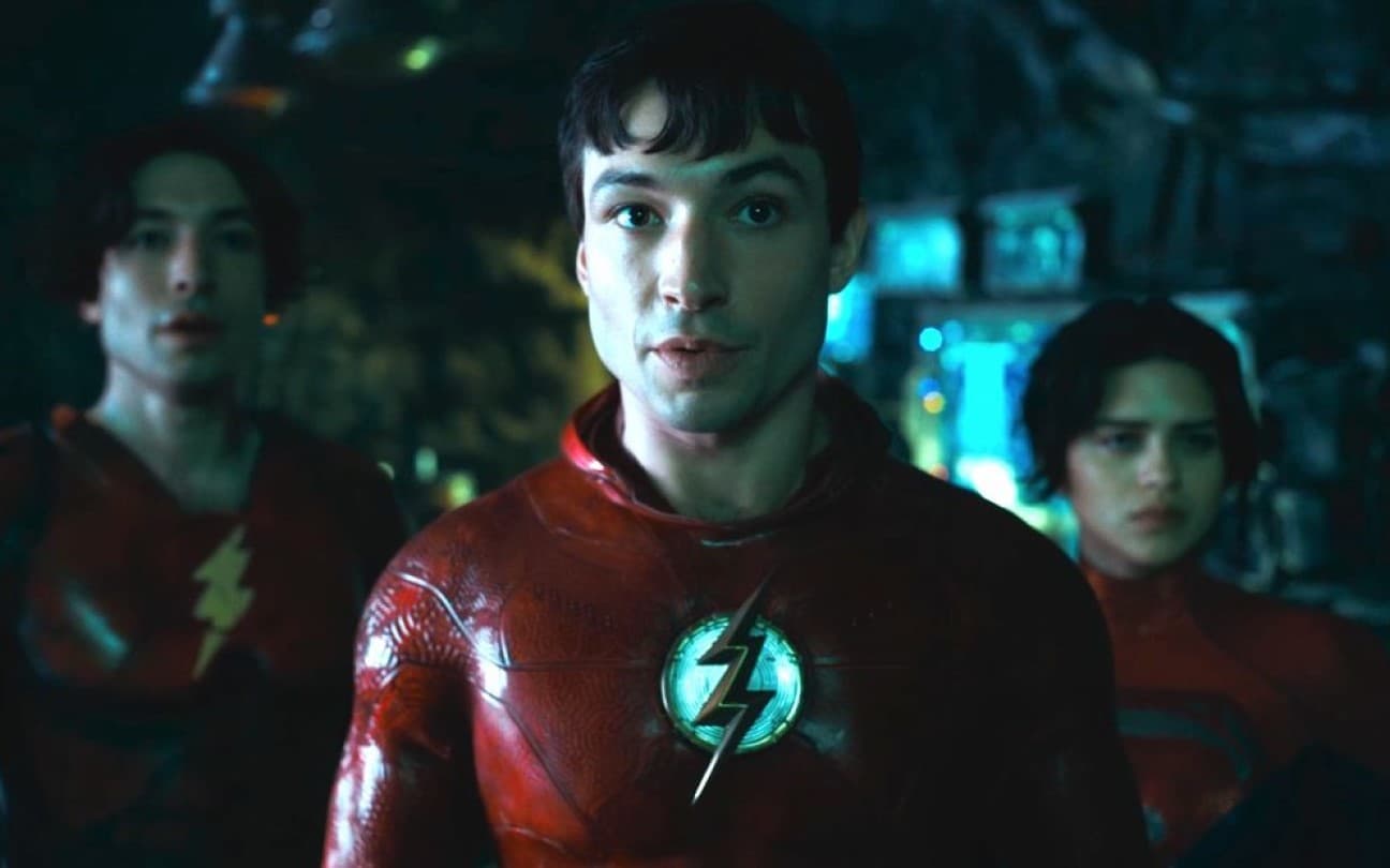 Ezra Miller e Sasha Calle em cena de The Flash