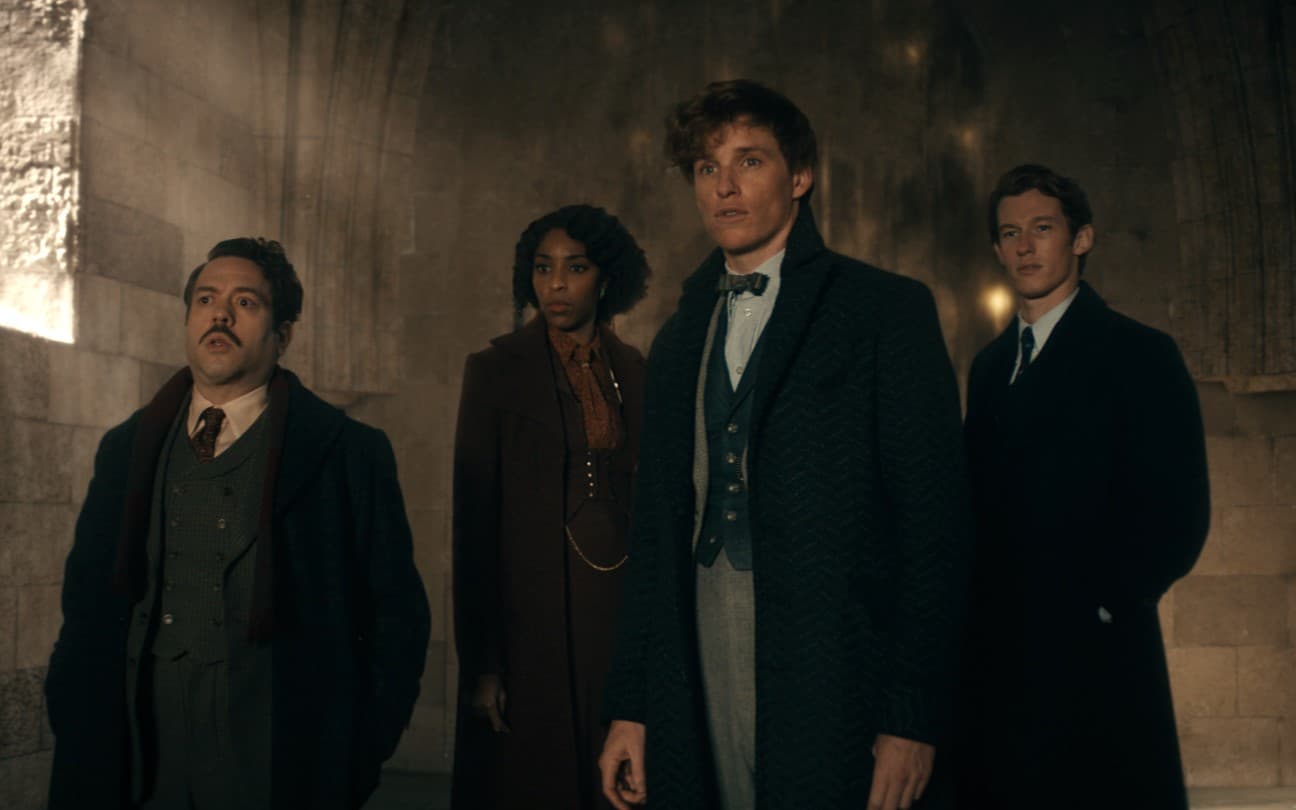 Dan Fogler, Jessica Williams, Eddie Redmayne e Callum Turner em cena de Animais Fantásticos 3: Os Segredos de Dumbledore