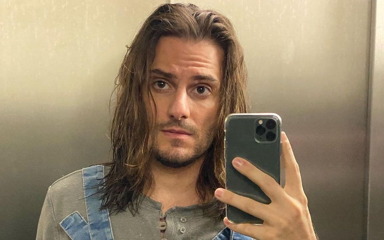 Hugo Bonemer faz selfie no elevador