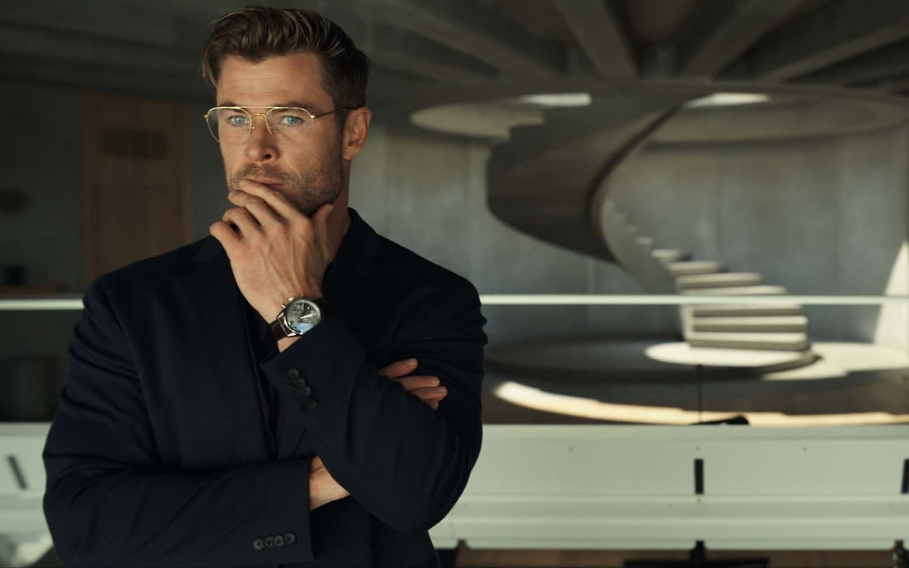Chris Hemsworth em cena de Spiderhead