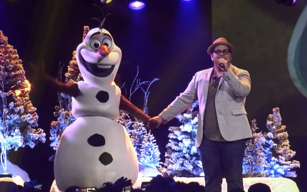 Olaf e Josh Gad se apresentam juntos