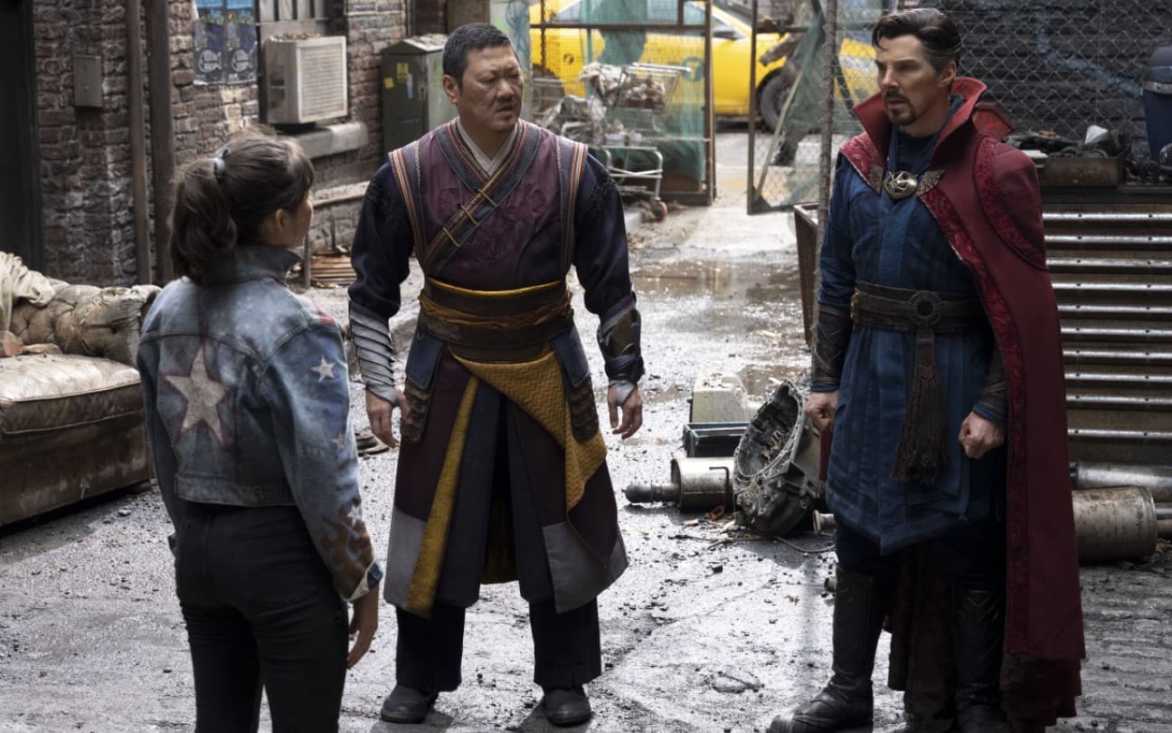 Xochitl Gomez, Benedict Wong e Benedict Cumberbatch em cena de Doutor Estranho 2