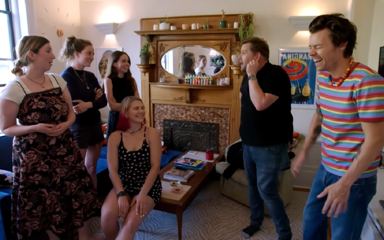 Harry Styles e James Corden com as fãs que receberam o clipe de Daylight