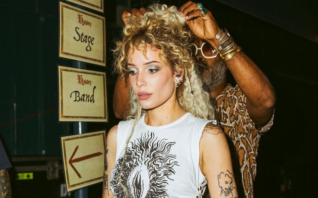Cantora Halsey se prepara para show