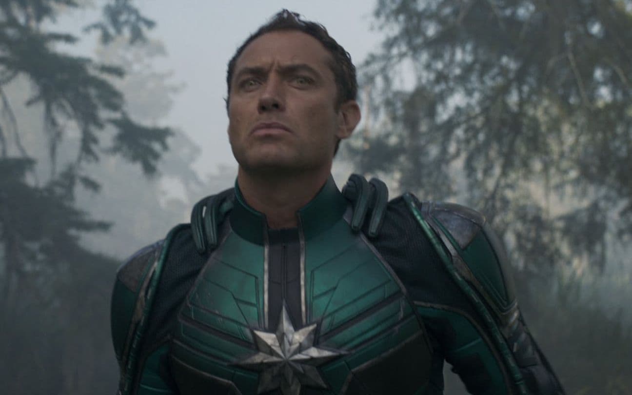 Jude Law em cena de Capitã Marvel