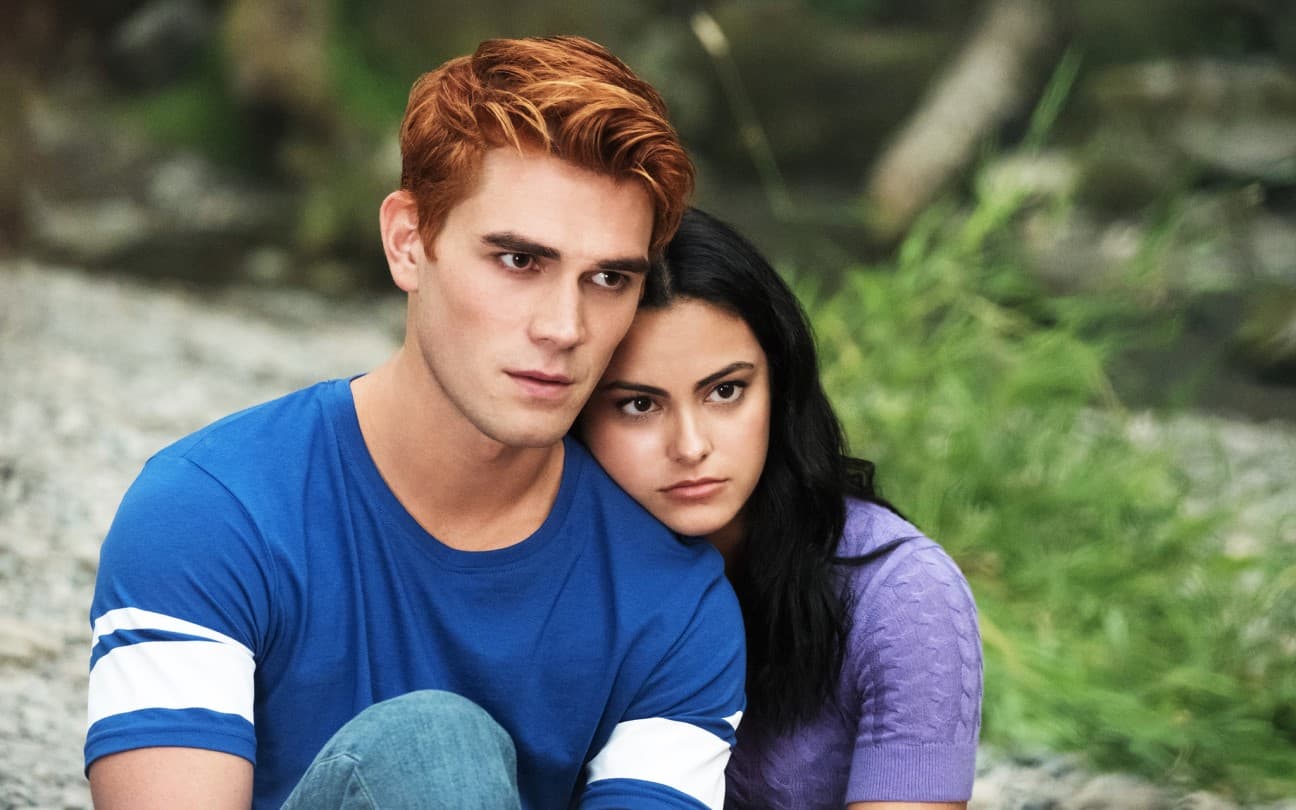 KJ Apa e Camila Mendes em cena de Riverdale