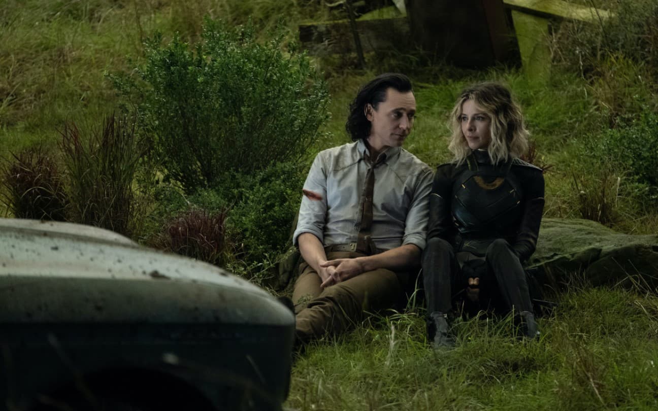 Tom Hiddleston e Sophia Di Martino em cena de Loki