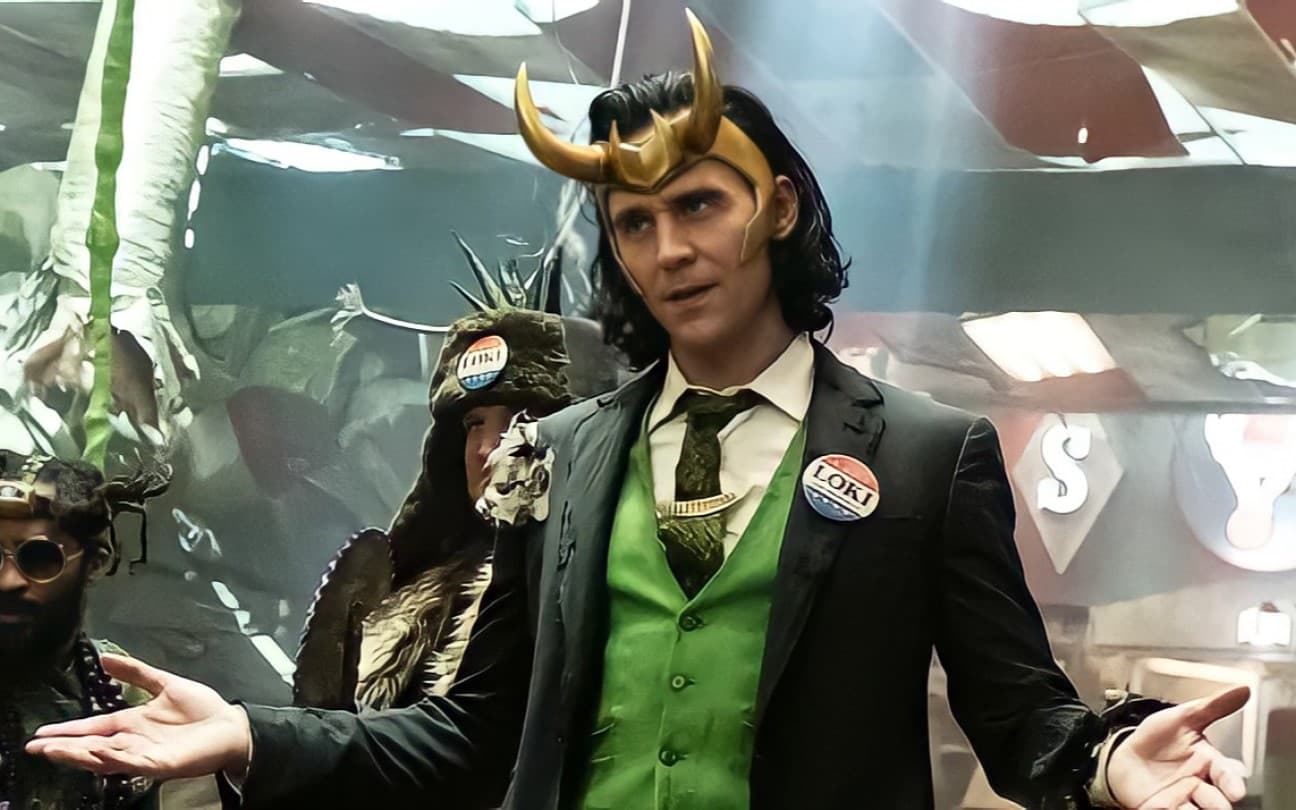 Tom Hiddleston em cena de Loki