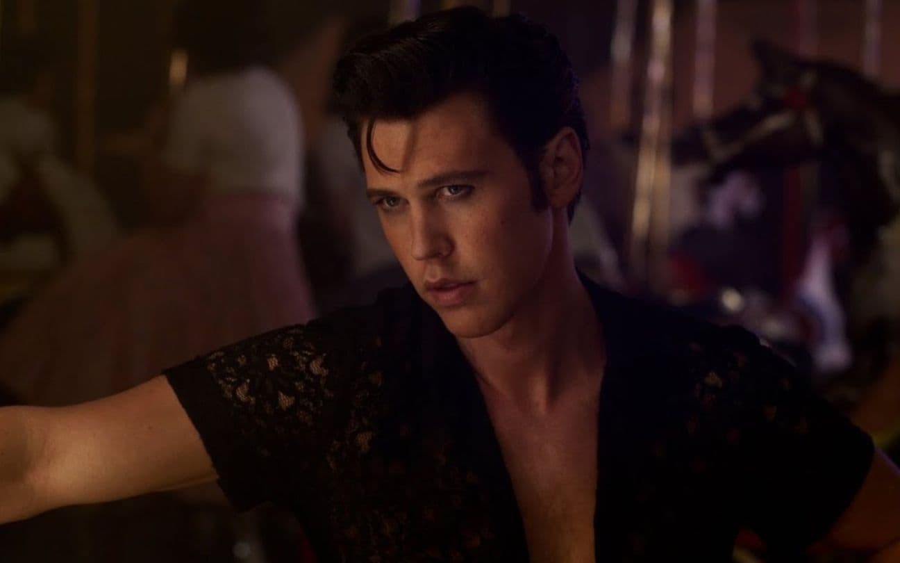 Austin Butler caracterizado como Elvis Presley