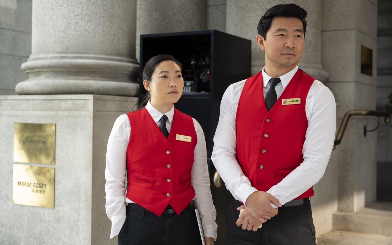 Awkwafina e Simu Liu, ator de Barbie, em cena de Shang-Chi e a Lenda dos Dez Anéis