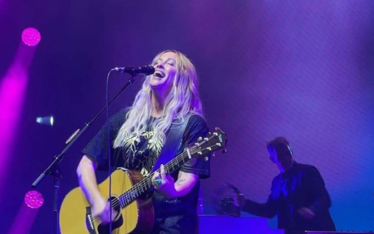 Alanis Morissette canta com violão em show