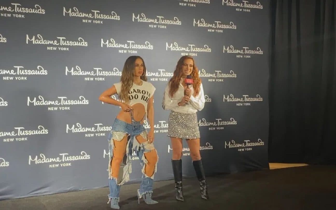 Anitta ao lado de sua estátua de cera no Madame Tussauds de Nova York