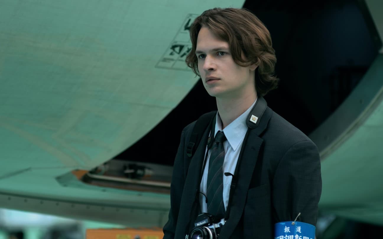 Ansel Elgort em cena de Tokyo Vice