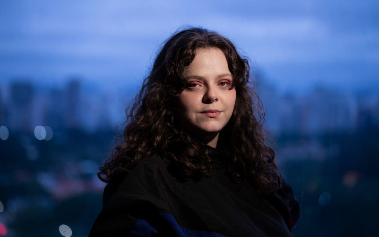 Bruna Moraes sorri para foto