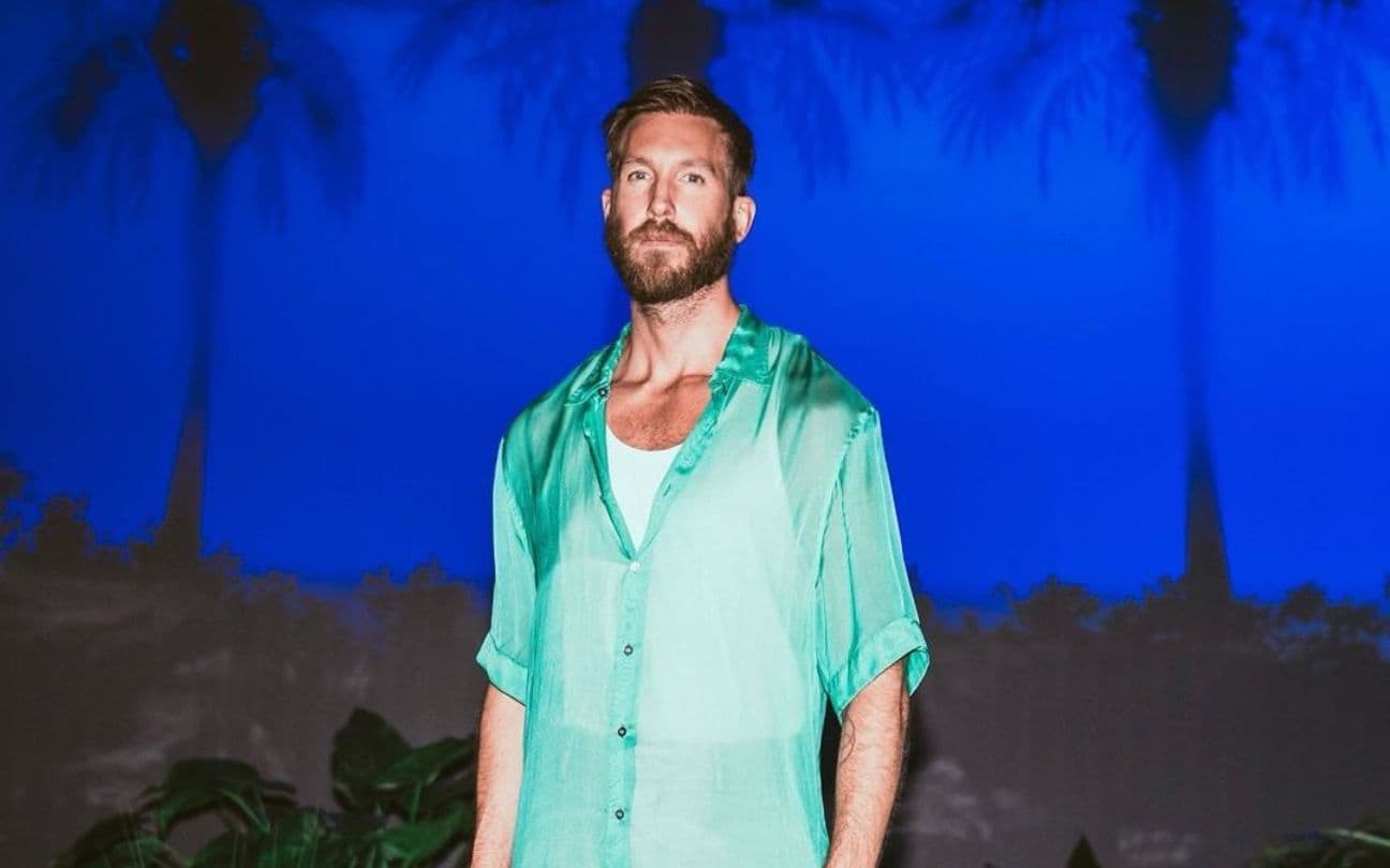 Calvin Harris posa para foto em praia