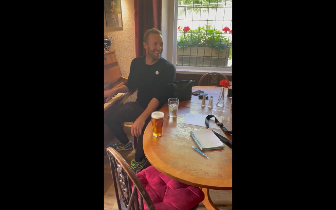 Chris Martin em pequeno pub na Inglaterra