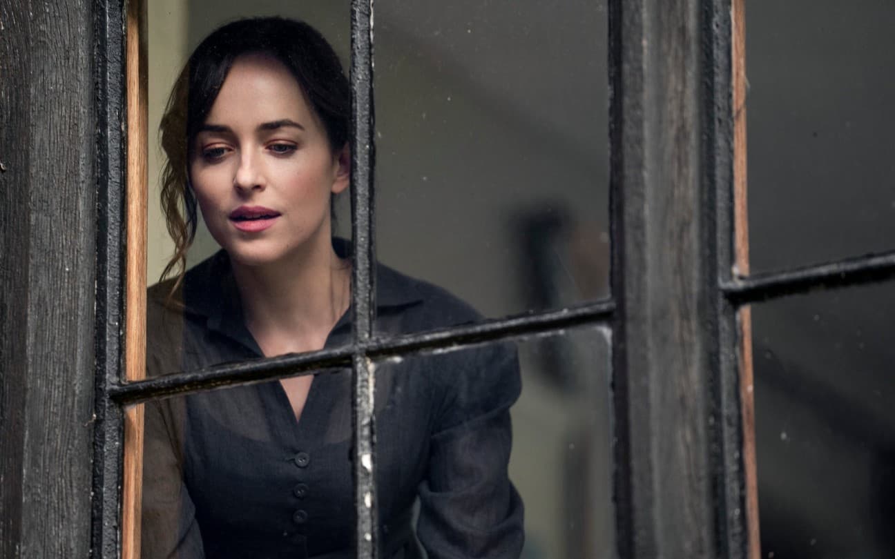 Dakota Johnson em cena de Persuasão