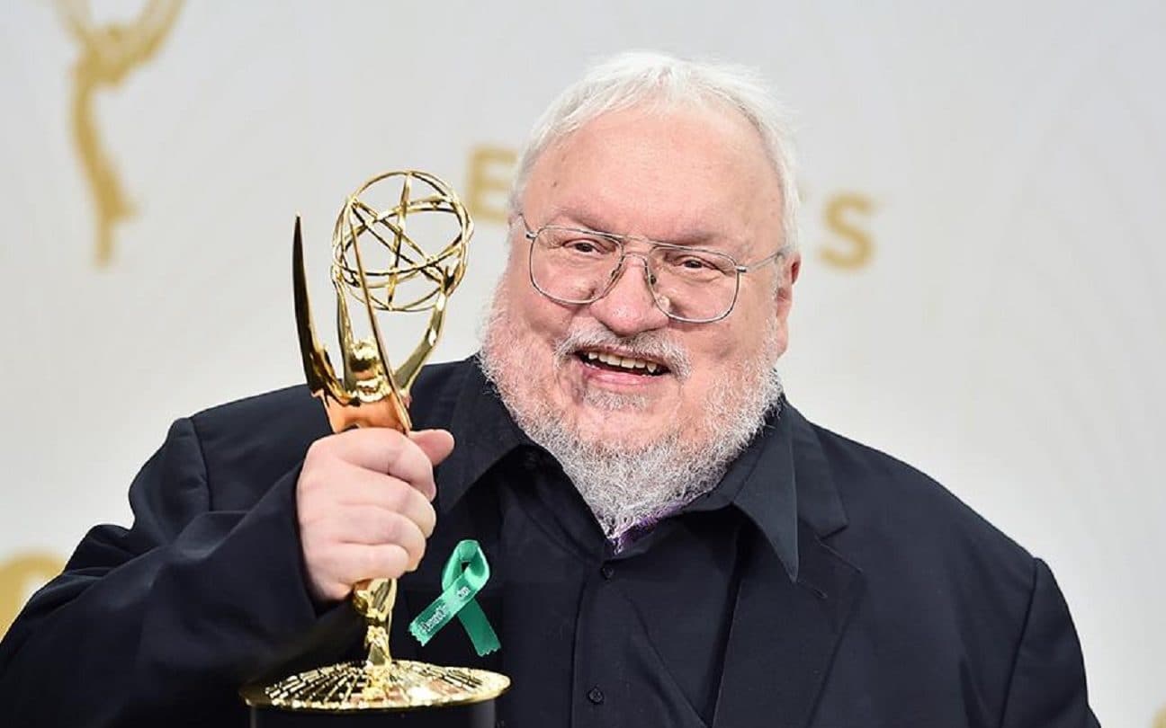 George R. R. Martin com um dos seus Emmys