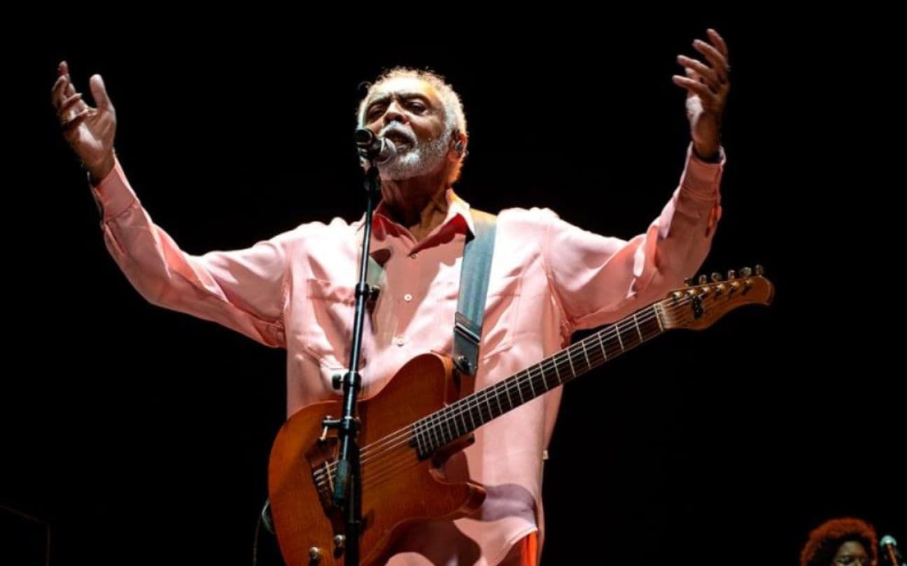 Gilberto Gil cantando em palco