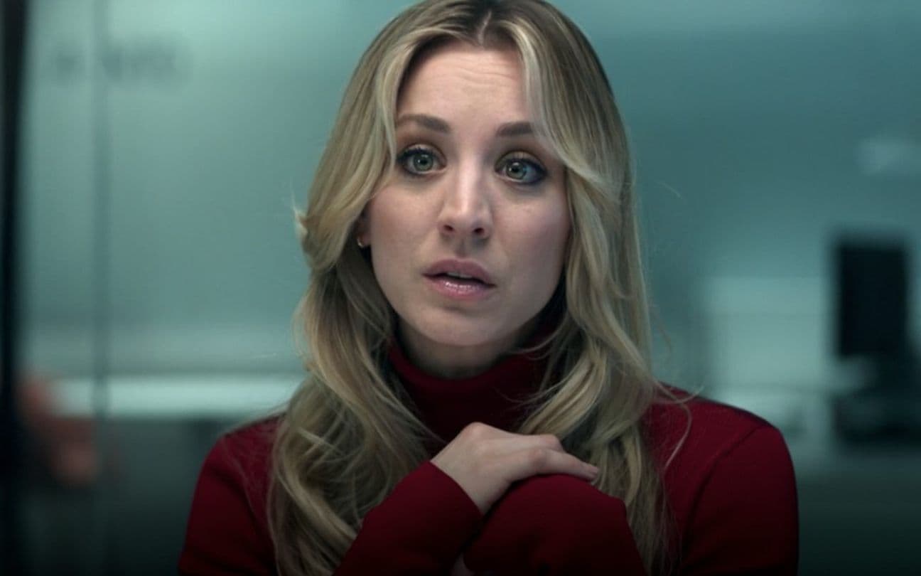 Kaley Cuoco em The Flight Attendant
