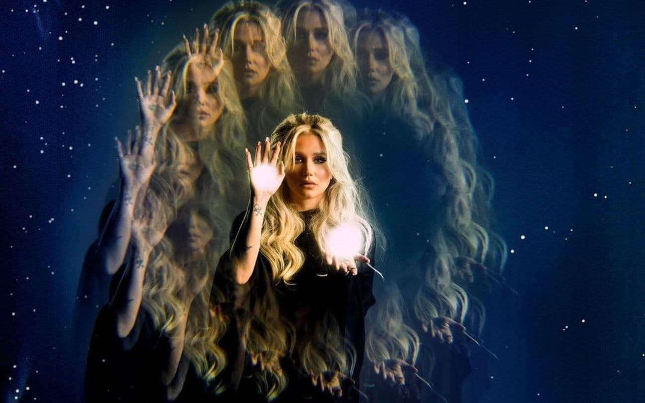 Foto de Kesha com o rosto refletido várias vezes, formando um círculo
