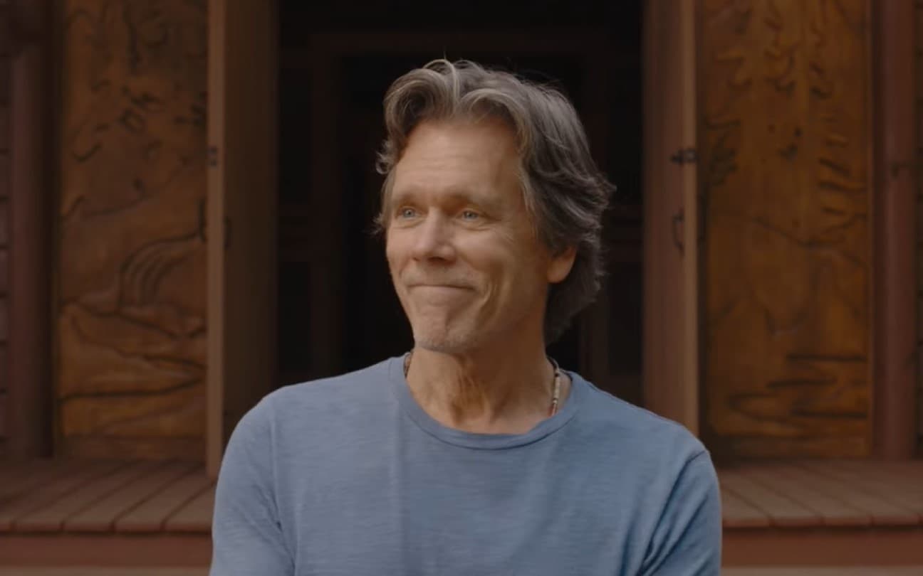 Kevin Bacon em cena de They/Them