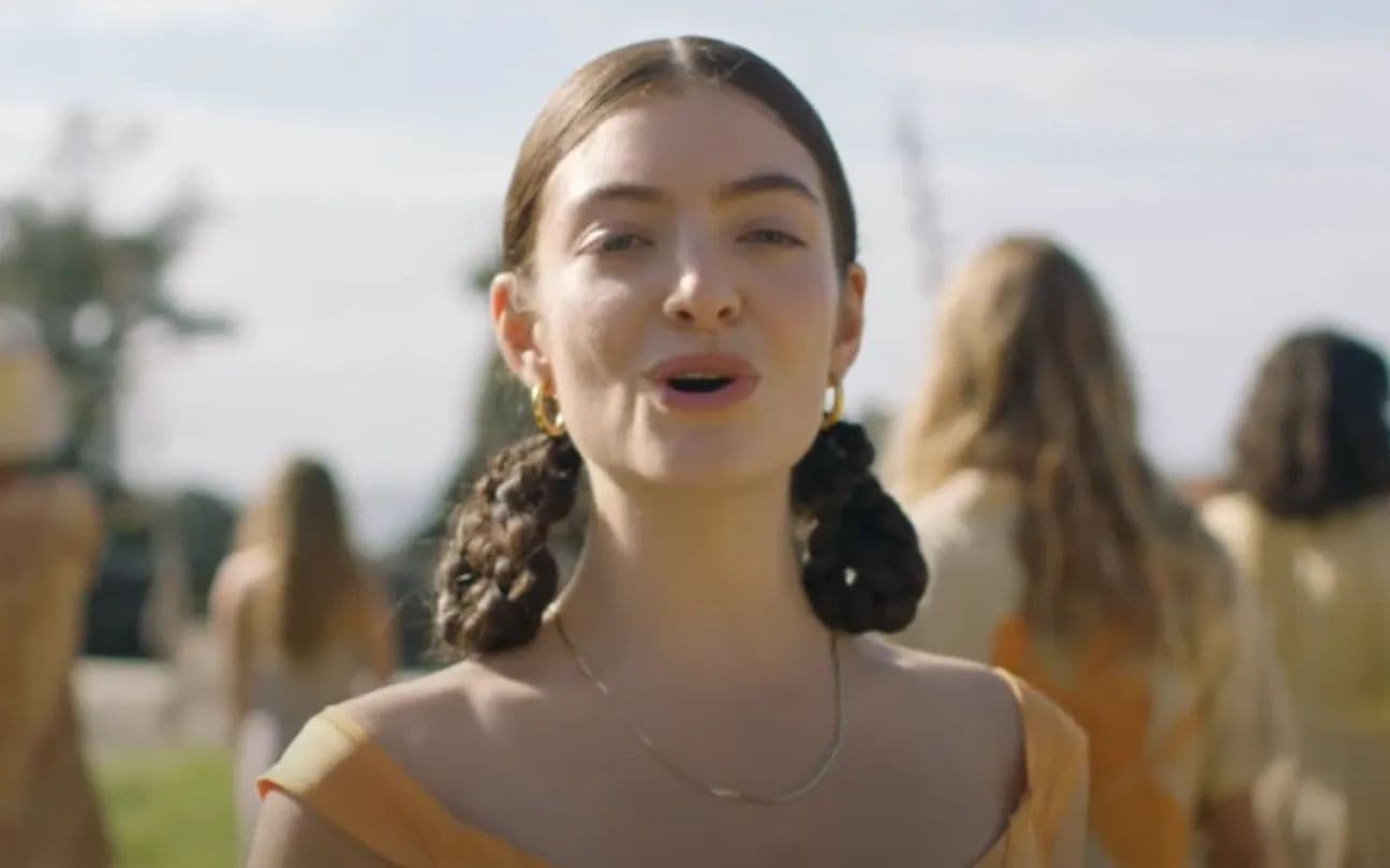 Lorde canta em uma praia no clipe de The Path