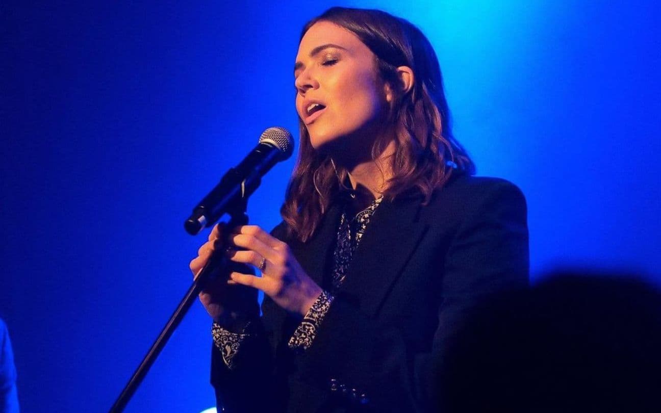 Mandy Moore canta em um palco