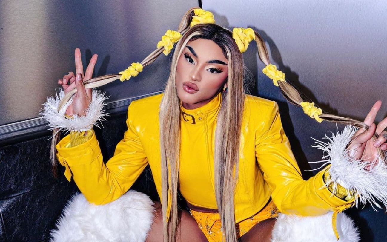 Pabllo Vittar posa para foto, sentada no chão
